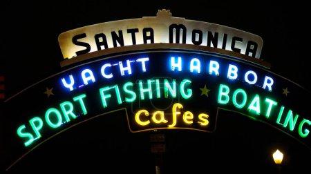 Téléchargez les photos : Santa Monica, Californie 3 Juillet, 2023 : Santa Monica Pier entrée vue de nuit - en image libre de droit