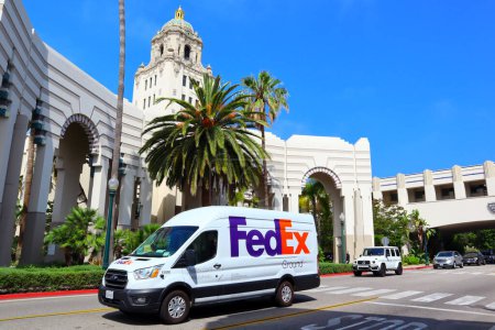 Foto de Beverly Hills, California 3 de julio de 2023: FEDEX camión de reparto en Beverly Hills Civic Center - Imagen libre de derechos