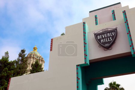 Téléchargez les photos : Beverly Hills, Californie 3 juillet 2023 : BEVERLY HILLS Civic Center. Le bâtiment a été conçu par l'architecte Charles Moore dans un mélange de style néo-espagnol, Art déco et post-moderne - en image libre de droit