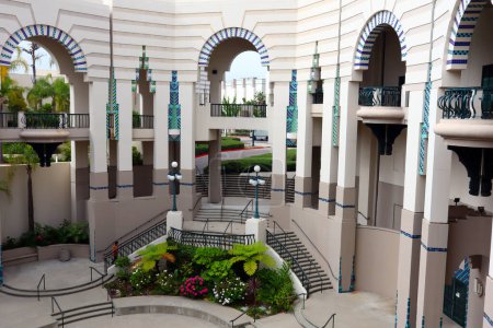 Foto de Beverly Hills, California 3 de julio de 2023: BEVERLY HILLS Civic Center. El edificio fue diseñado por el arquitecto Charles Moore en una mezcla de estilos español Revival, Art Deco y Post-Modern - Imagen libre de derechos