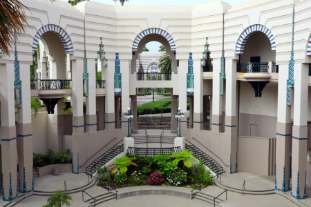 Téléchargez les photos : Beverly Hills, Californie 3 juillet 2023 : BEVERLY HILLS Civic Center. Le bâtiment a été conçu par l'architecte Charles Moore dans un mélange de style néo-espagnol, Art déco et post-moderne - en image libre de droit