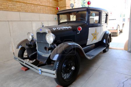 Foto de Los Angeles, California 5 de julio de 2023: Exposición de vehículos policiales en el Museo de la Policía de Los Ángeles, el Museo preeminente de la Nación dedicado a la rica historia de la policía de Los Ángeles - Imagen libre de derechos