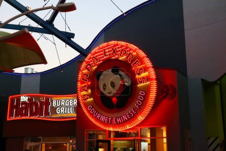 Foto de Universal City Hollywood, California 6 de julio de 2023: The Habit Burger Grill y Panda Express Gourmet Chinese Food restaurantes en CityWalk en Universal Studios Hollywood - Imagen libre de derechos
