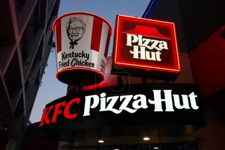 Téléchargez les photos : Universal City Hollywood, Californie 6 juillet 2023 : KFC Kentucky Fried Chicken and Pizza Hut restaurants on CityWalk at Universal Studios Hollywood - en image libre de droit