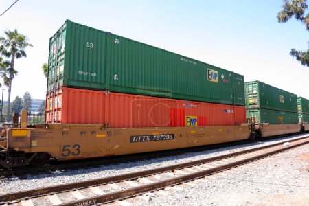 Foto de Los Ángeles, California Julio 6, 2023: tren de carga con bloques de contenedores EMP - Imagen libre de derechos