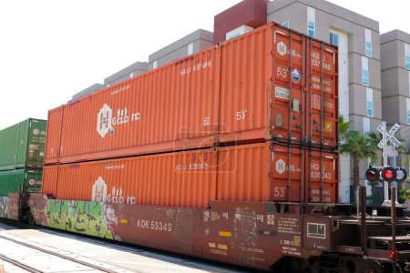 Foto de Los Ángeles, California Julio 6, 2023: tren de carga con bloques de contenedores HUB GROUP - Imagen libre de derechos