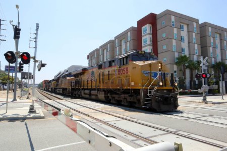 Téléchargez les photos : Los Angeles, Californie 6 juillet 2023 : Union Pacific Freight Train Railroad locomotive - en image libre de droit