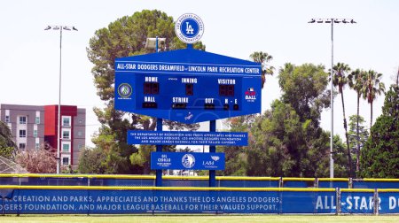 Téléchargez les photos : Los Angeles, Californie 6 juillet 2023 : LA Los Angeles Dodgers Foundation, All-Star Dodgers Dreamfield au Lincoln Park Recreation Center à Lincoln Heights Tableau d'affichage du baseball - en image libre de droit