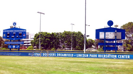 Téléchargez les photos : Los Angeles, Californie 6 juillet 2023 : LA Los Angeles Dodgers Foundation, All-Star Dodgers Dreamfield au Lincoln Park Recreation Center à Lincoln Heights Tableau d'affichage du baseball - en image libre de droit