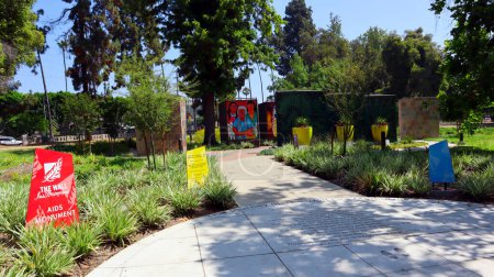 Téléchargez les photos : Los Angeles, Californie 6 juillet 2023 : The Wall : Las Memorias AIDS Monument at Lincoln Park, 3600 N Mission Rd. Le monument du sida a été conçu par l'architecte David Angelo et l'artiste Robin Brailsford - en image libre de droit