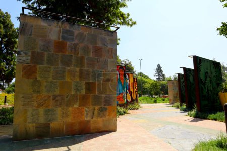 Téléchargez les photos : Los Angeles, Californie 6 juillet 2023 : The Wall : Las Memorias AIDS Monument at Lincoln Park, 3600 N Mission Rd. Le monument du sida a été conçu par l'architecte David Angelo et l'artiste Robin Brailsford - en image libre de droit