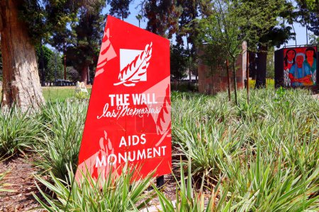 Foto de Los Angeles, California 6 de julio de 2023: The Wall: Las Memorias AIDS Monument at Lincoln Park, 3600 N Mission Rd. El monumento al SIDA fue diseñado por el arquitecto David Angelo y el artista Robin Brailsford - Imagen libre de derechos