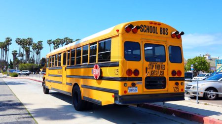 Foto de Los Ángeles, California 31 de mayo de 2023: Autobús escolar estacionado en la calle - Imagen libre de derechos
