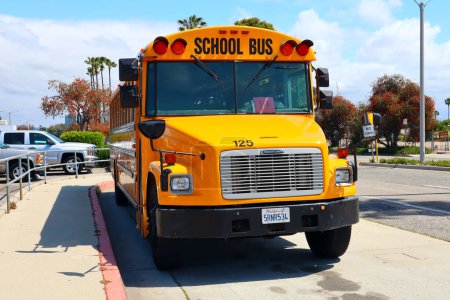 Foto de Los Ángeles, California 31 de mayo de 2023: Autobús escolar estacionado en la calle - Imagen libre de derechos
