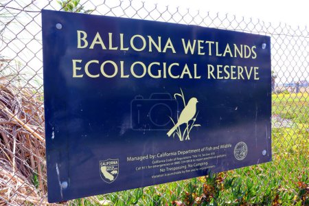 Téléchargez les photos : Marina del Rey (Los Angeles), Californie 31 mai 2023 : Panneau de réserve écologique des terres humides BALLONA CREEK - en image libre de droit