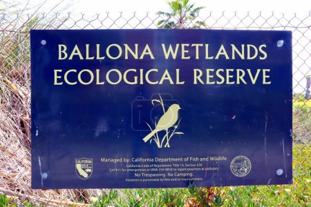 Téléchargez les photos : Marina del Rey (Los Angeles), Californie 31 mai 2023 : Panneau de réserve écologique des terres humides BALLONA CREEK - en image libre de droit