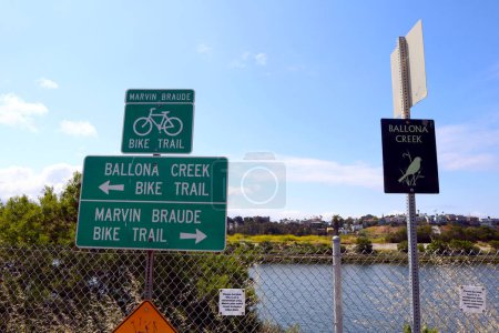 Téléchargez les photos : Marina del Rey (Los Angeles), Californie 31 mai 2023 : Panneau BALLONA CREEK, Ballona Creek est un ruisseau canalisé - en image libre de droit