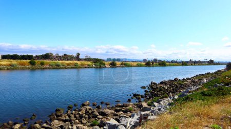 Téléchargez les photos : Marina del Rey (Los Angeles), Californie : vue sur BALLONA CREEK un ruisseau canalisé - en image libre de droit