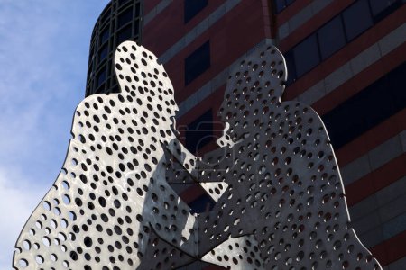 Foto de Los Ángeles, California 22 de septiembre de 2023: Arte público "Molecule Man" por el escultor Jonathan Borofsky ubicado en Little Tokyo en 255 East Temple St. - Imagen libre de derechos