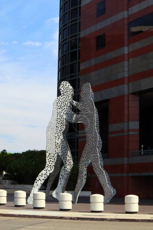 Foto de Los Ángeles, California 22 de septiembre de 2023: Arte público "Molecule Man" por el escultor Jonathan Borofsky ubicado en Little Tokyo en 255 East Temple St. - Imagen libre de derechos
