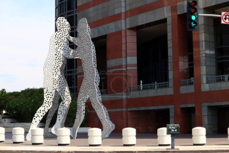 Téléchargez les photos : Los Angeles, Californie 22 septembre 2023 : Art public "Molecule Man" par le sculpteur Jonathan Borofsky situé dans Little Tokyo au 255 East Temple St. - en image libre de droit