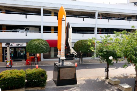 Foto de Los Ángeles, California 22 de septiembre de 2023: Monumento al Desafío del Transbordador Espacial en Astronauta Ellison S. Onizuka St, Little Tokyo, Los Ángeles - Imagen libre de derechos