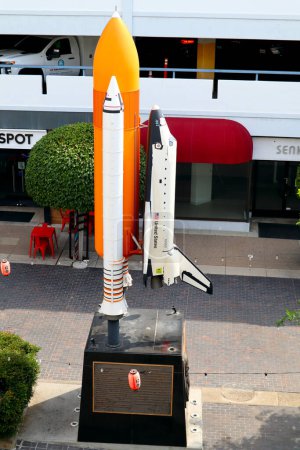 Foto de Los Ángeles, California 22 de septiembre de 2023: Monumento al Desafío del Transbordador Espacial en Astronauta Ellison S. Onizuka St, Little Tokyo, Los Ángeles - Imagen libre de derechos