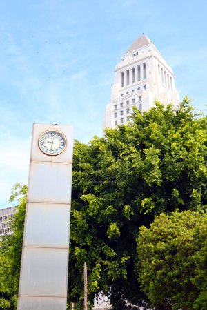 Foto de Los Ángeles, California 22 de septiembre de 2023: La Torre del Reloj de Nagoya, es una torre de reloj en el Centro Cívico de Los Ángeles que conmemora una relación con Sister City - Imagen libre de derechos