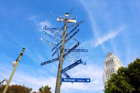 Foto de Los Angeles, California 22 de septiembre de 2023: Arte Público "Los Angeles Sister Cities Monument" ubicado en 111 1st St, Los Angeles - Imagen libre de derechos