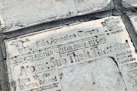 Foto de Los Ángeles, California 22 de septiembre de 2023: Periódicos Concretos de Los Ángeles, Históricas portadas de Los Angeles Times Echan cemento incrustado en la acera en 6006 La Prada Street - Imagen libre de derechos