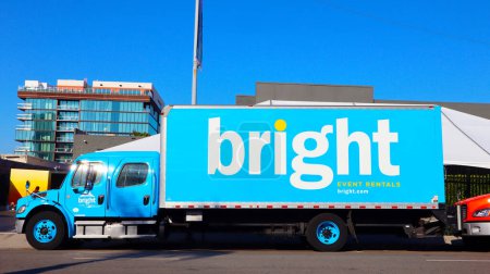 Téléchargez les photos : Los Angeles, Californie 26 Septembre 2023 : Bright Event Rentals Camion dans la rue - en image libre de droit