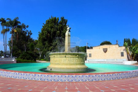 Foto de Beverly Hills, California - 28 de septiembre de 2023: Beverly Hills Electric Fountain se encuentra en la esquina de Santa Monica y Wilshire Boulevards - Imagen libre de derechos