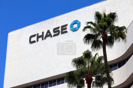 Foto de Beverly Hills, California - 28 de septiembre de 2023: CHASE BANK Banco multinacional de inversión estadounidense, cuenta de depósito y servicios financieros - Imagen libre de derechos