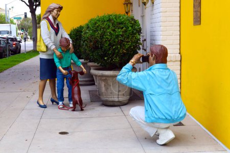 Foto de Beverly Hills, California - 28 de septiembre de 2023: Arte público THE PHOTO SHOOT at 190 N Canon Dr, Estatuas de bronce en una escena de compras, homenaje a Giorgio de Beverly Hills - Imagen libre de derechos