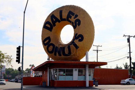 Photo for Compton (Los Angeles County), California  September 27, 2023: DALE'S DONUTS with a giant doughnut on the roof located at 15904 Atlantic Ave, Compton - Royalty Free Image