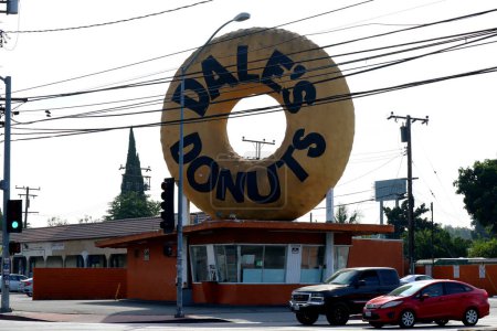 Foto de Compton (Los Angeles County), California 27 de septiembre de 2023: DONUTS DE DALE con una rosquilla gigante en el techo ubicado en 15904 Atlantic Ave, Compton - Imagen libre de derechos