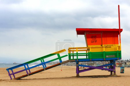 Téléchargez les photos : Rainbow Lifeguard Tower à Hermosa Beach (Comté de LA), Californie - en image libre de droit