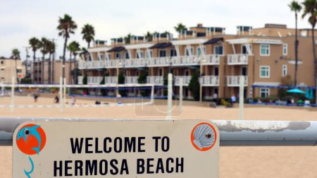 Téléchargez les photos : Hermosa Beach (Comté de LA), Californie 29 septembre 2023 : Bienvenue à l'enseigne Hermosa Beach à l'entrée de la jetée - en image libre de droit