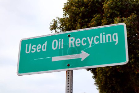 Téléchargez les photos : Signe de recyclage des huiles usagées - en image libre de droit