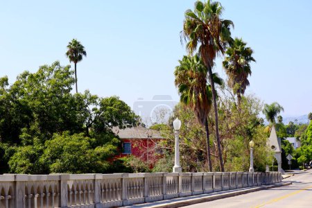 Foto de Los Angeles, California: El puente Shakespeare de estilo gótico construido en 1926, ubicado en el barrio Franklin Hills de Los Ángeles, California - Imagen libre de derechos