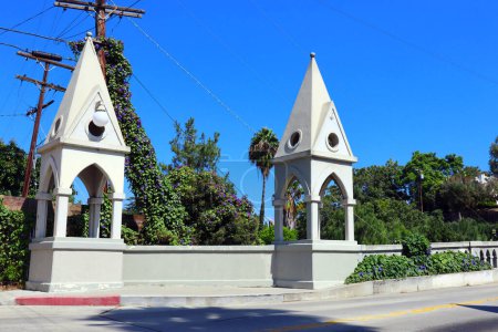 Téléchargez les photos : Los Angeles, Californie : Le pont Shakespeare dans un style gothique construit en 1926, situé dans le quartier Franklin Hills de Los Angeles, Californie - en image libre de droit