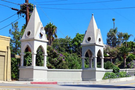 Téléchargez les photos : Los Angeles, Californie : Le pont Shakespeare dans un style gothique construit en 1926, situé dans le quartier Franklin Hills de Los Angeles, Californie - en image libre de droit