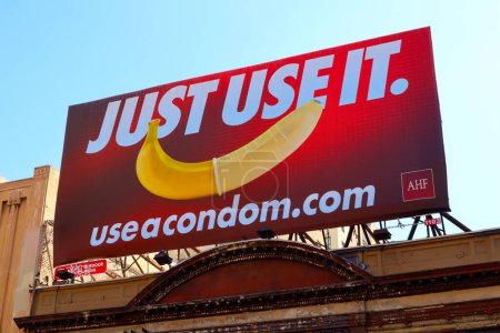 Téléchargez les photos : Los Angeles, Californie 9 octobre 2023 : Utiliser un préservatif, Publicité sur un bâtiment - en image libre de droit