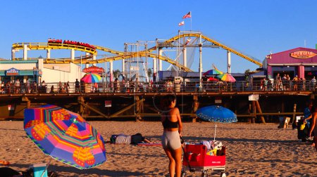 Téléchargez les photos : Santa Monica, Californie, États-Unis : Santa Monica Pacific Park vue de la plage au coucher du soleil - en image libre de droit