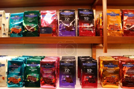Téléchargez les photos : San Francisco, Californie 21 octobre 2023 : Ghirardelli Chocolate Company at Ghirardelli Square. Ghirardelli est un confiseur américain appartenant à Lindt et Sprungli - en image libre de droit