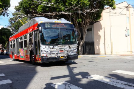 Téléchargez les photos : San Francisco, Californie 20 octobre 2023 : SFMTA MUNI San Francisco Municipal Transportation Agency Bus dans le centre-ville de San Francisco - en image libre de droit