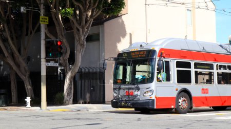 Foto de San Francisco, California Octubre 20, 2023: SFMTA MUNI Agencia Municipal de Transporte de San Francisco Autobús en el centro de San Francisco - Imagen libre de derechos