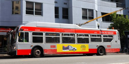 Foto de San Francisco, California Octubre 20, 2023: SFMTA MUNI Agencia Municipal de Transporte de San Francisco Autobús en el centro de San Francisco - Imagen libre de derechos