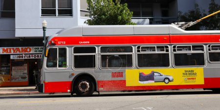 Téléchargez les photos : San Francisco, Californie 20 octobre 2023 : SFMTA MUNI San Francisco Municipal Transportation Agency Bus dans le centre-ville de San Francisco - en image libre de droit