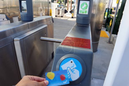 Téléchargez les photos : Los Angeles, Californie 6 Novembre 2023 : Los Angeles Metro Rail Ticket Machine avec carte TAP à la station de métro LA - en image libre de droit